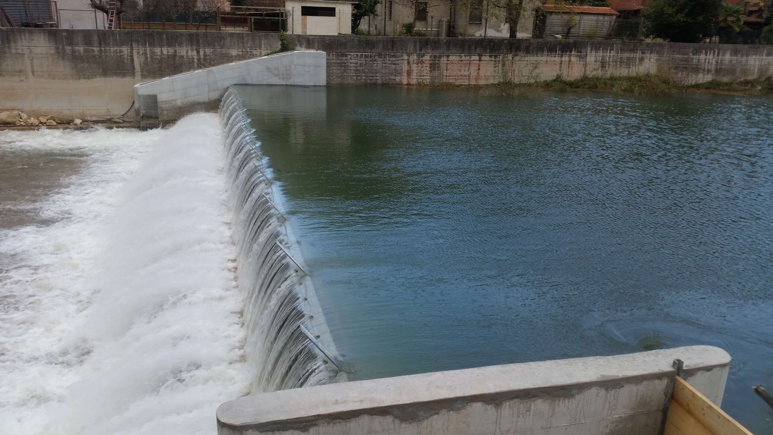 Traverse gonfiabili e sgonfiabili per centrali idroelettriche